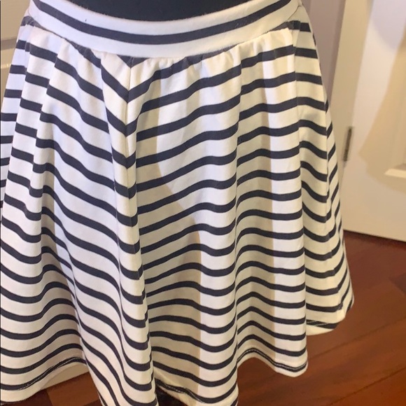 Black and white stripe skirt - Picture 3 of 3